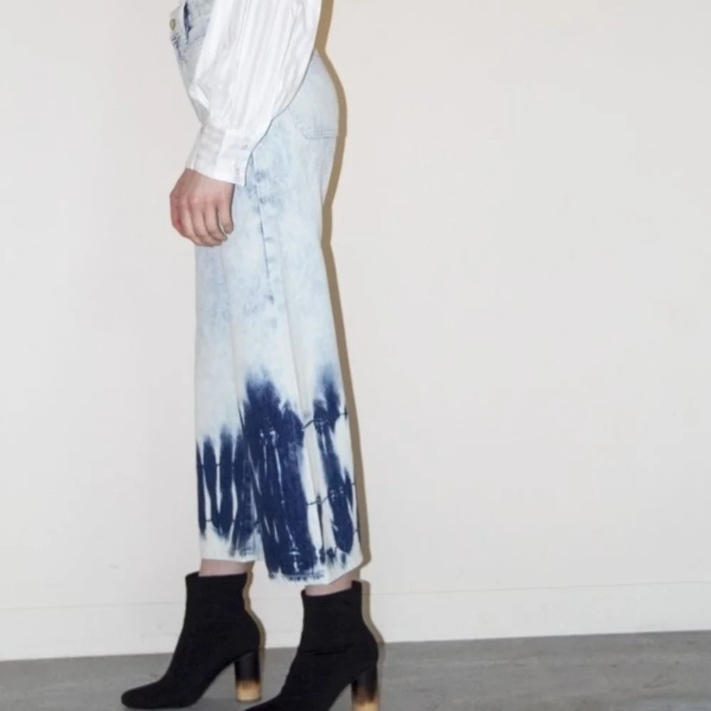 EI8HTDREAMS
WIDE LEG TIE DYE‎ CROP JEANS -BLUE - Picture 3 of 10